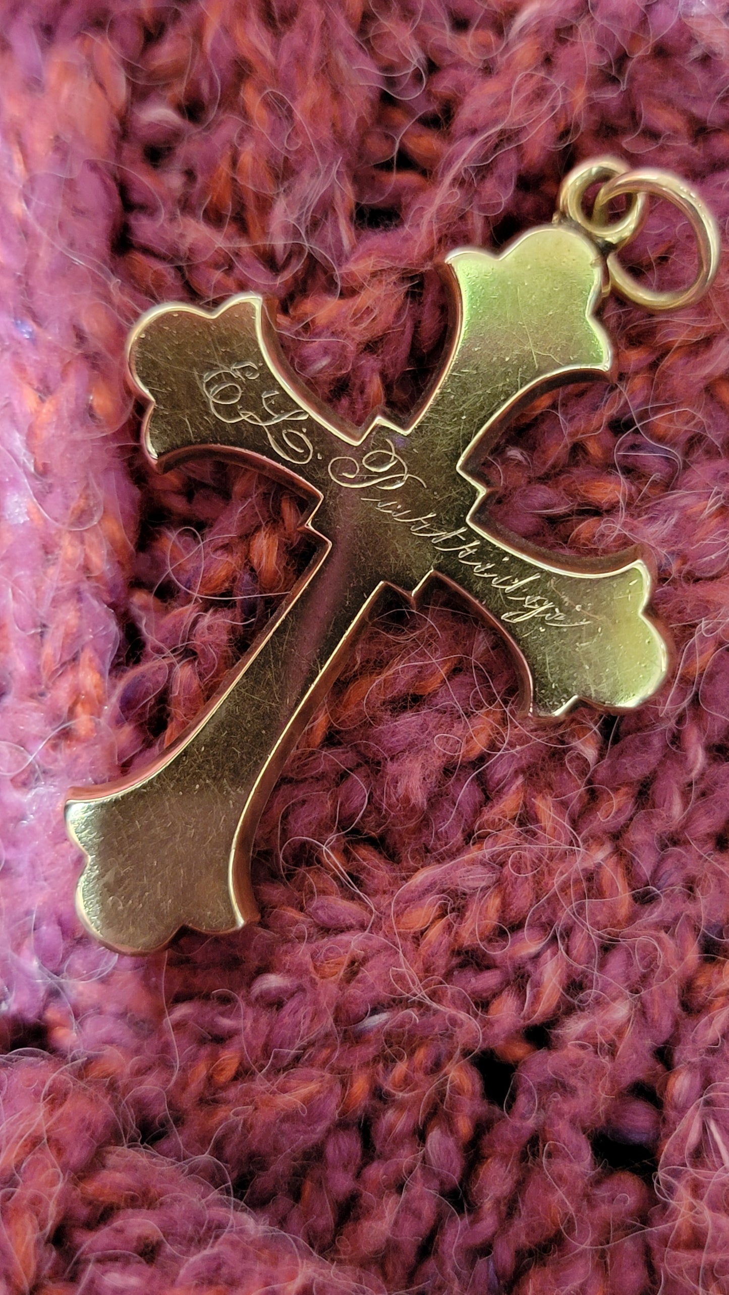 18k Antique Leaf Motif Cross