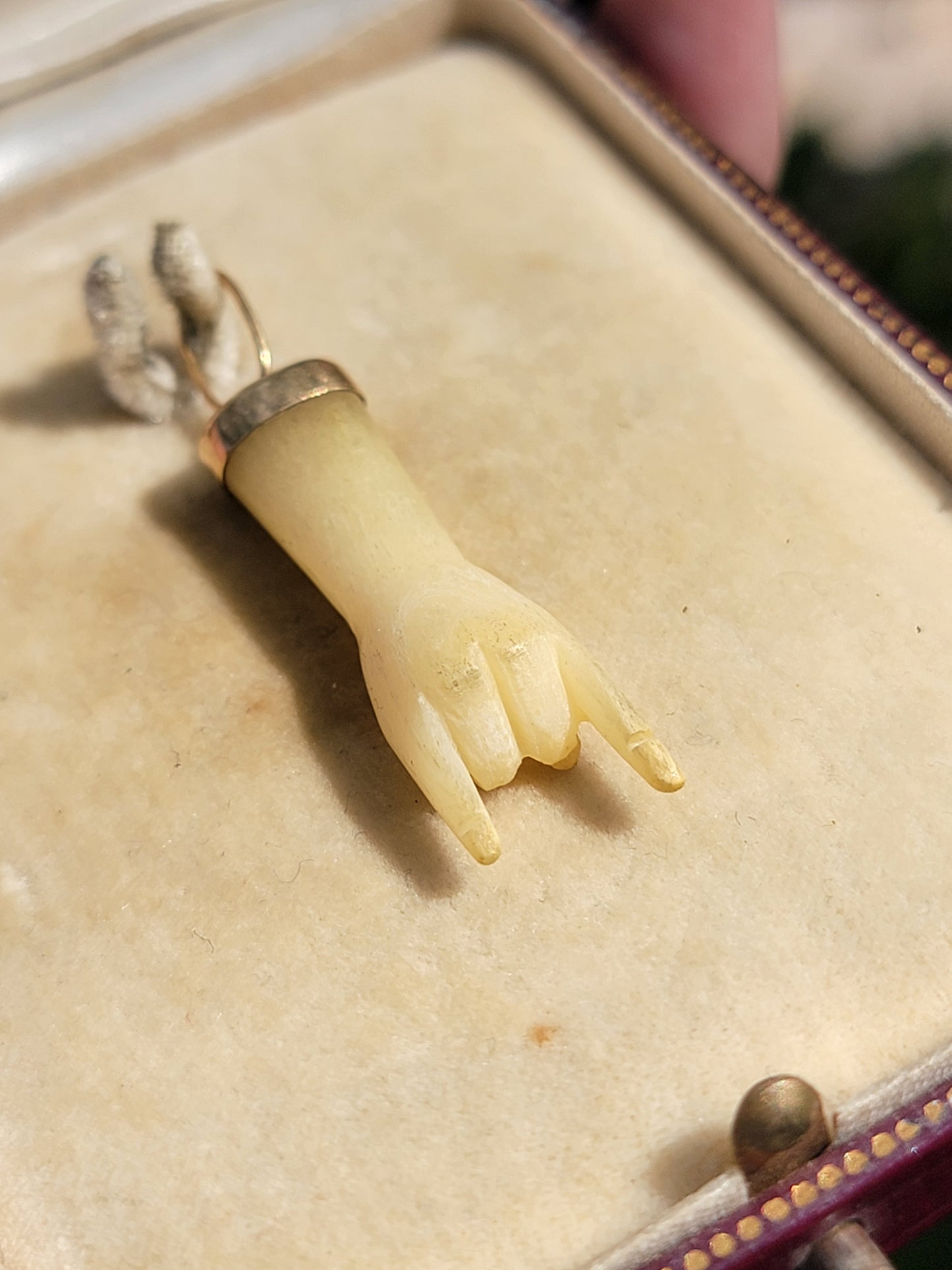 18k Mano Cornuto Charm