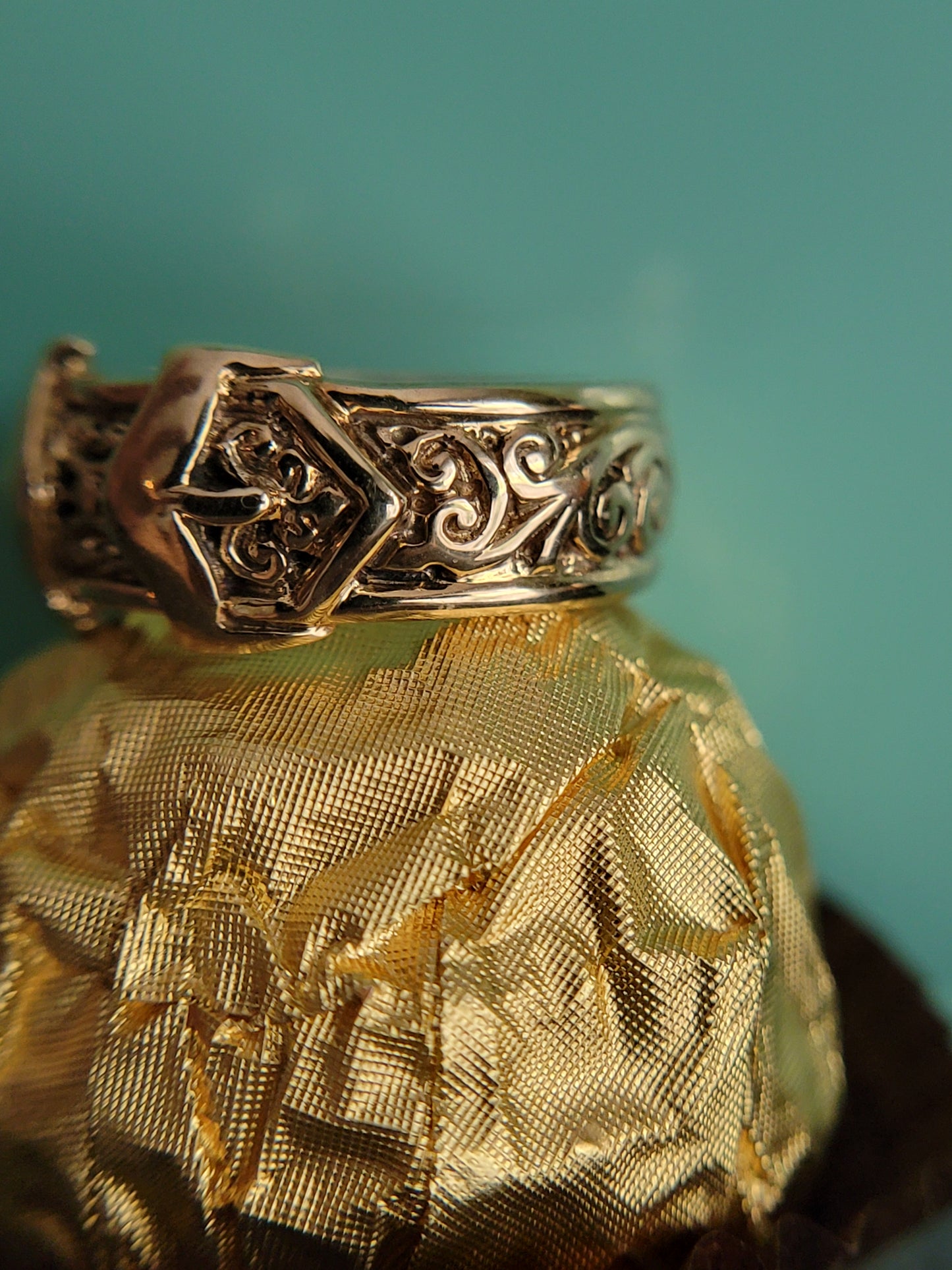 9k Double Buckle Ring