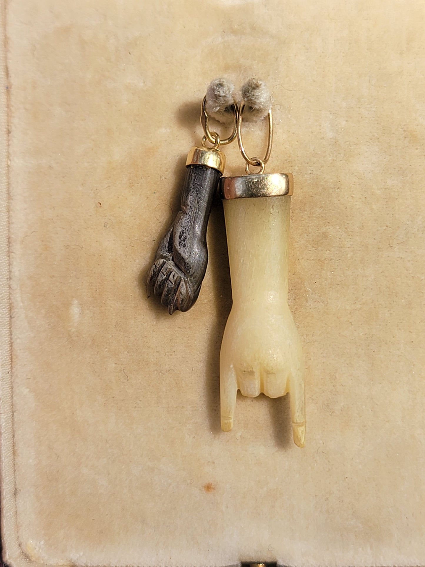 18k Mano Cornuto Charm