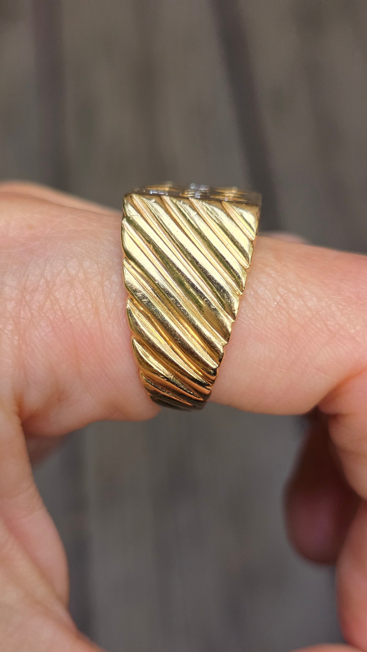 14k Scattered Diamond Signet