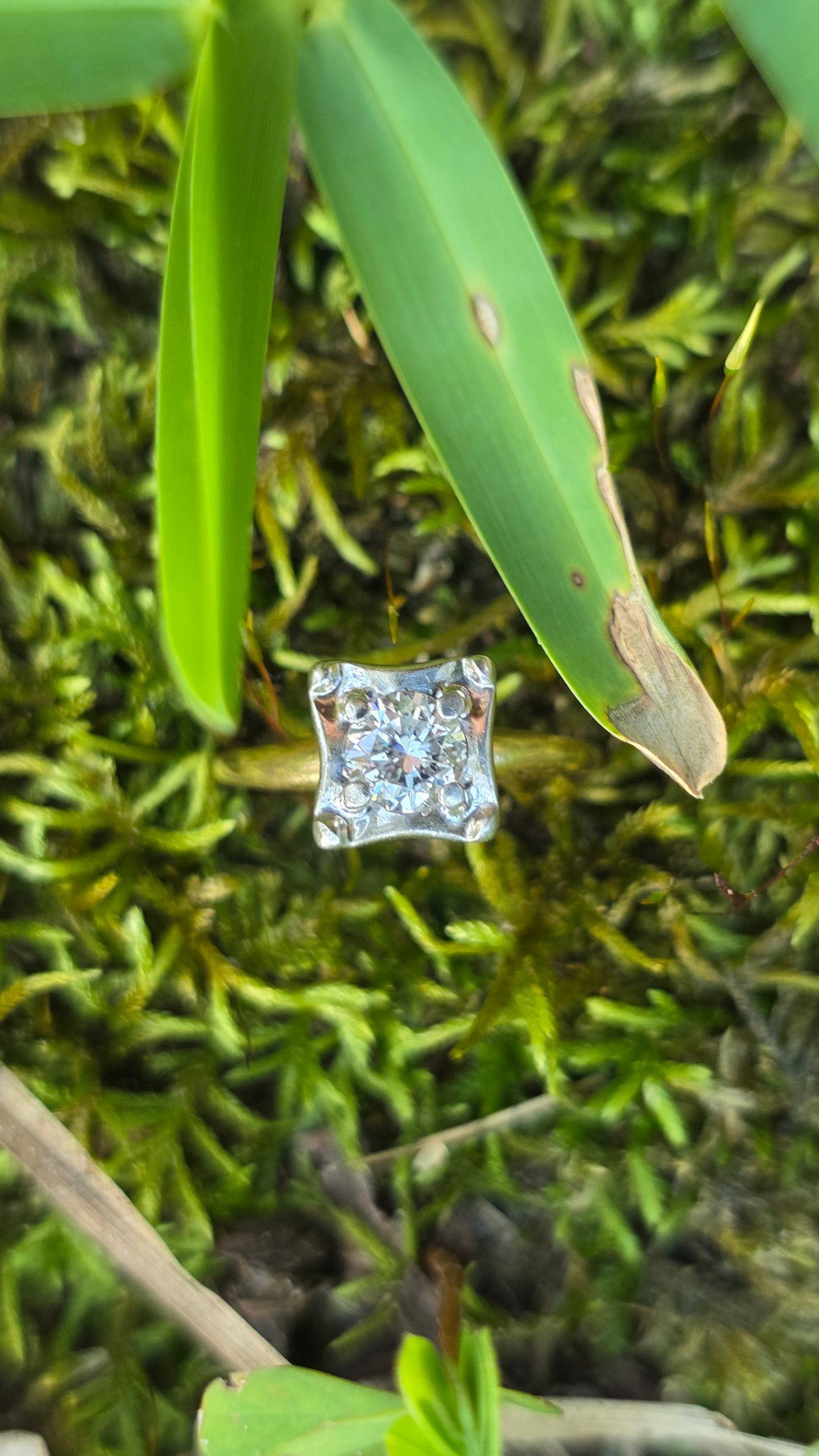 14k Diamond Pillow Solitaire