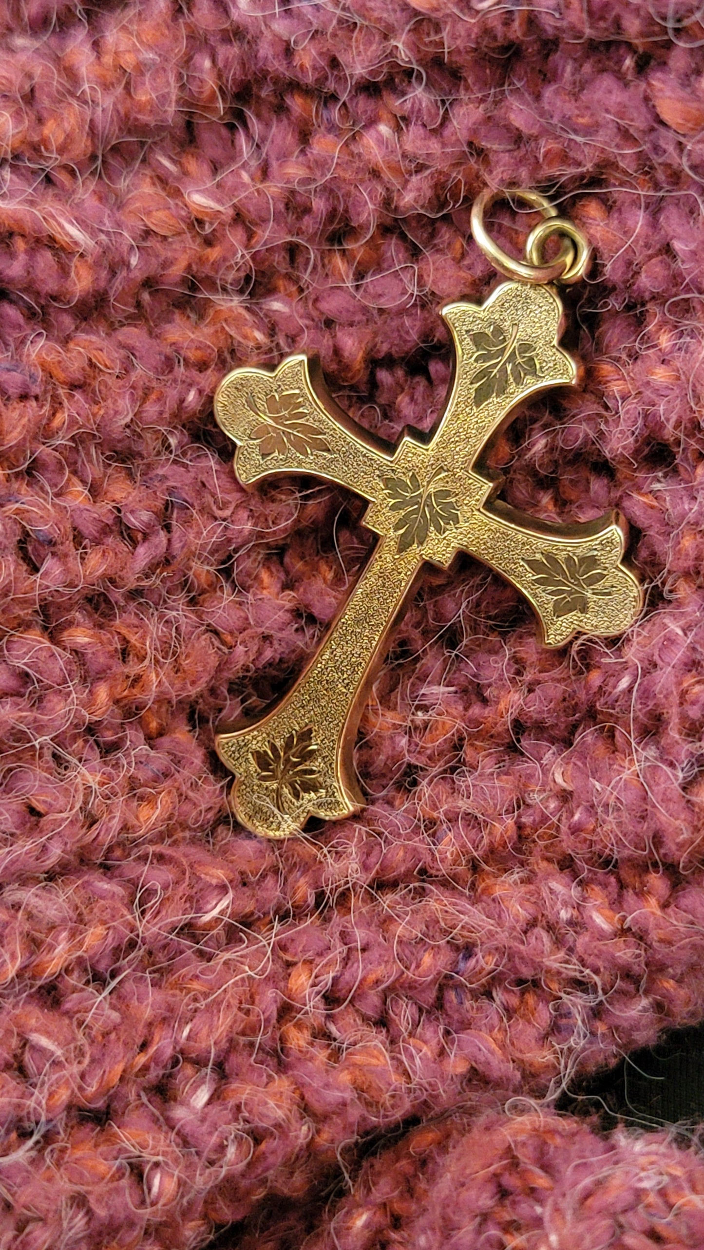 18k Antique Leaf Motif Cross