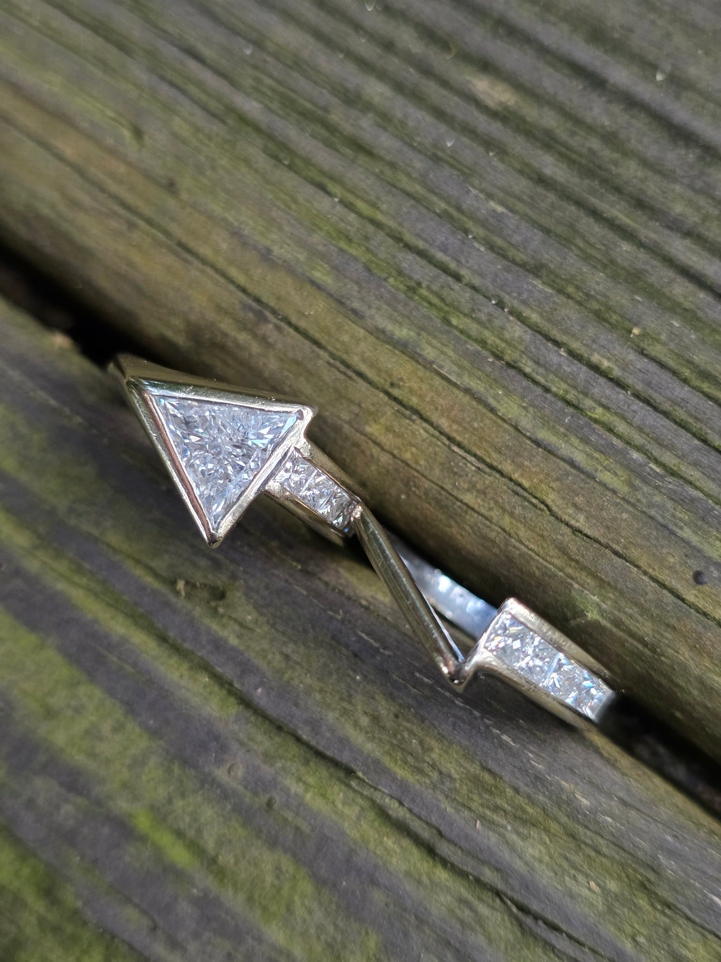 18k Arrow Diamond Ring