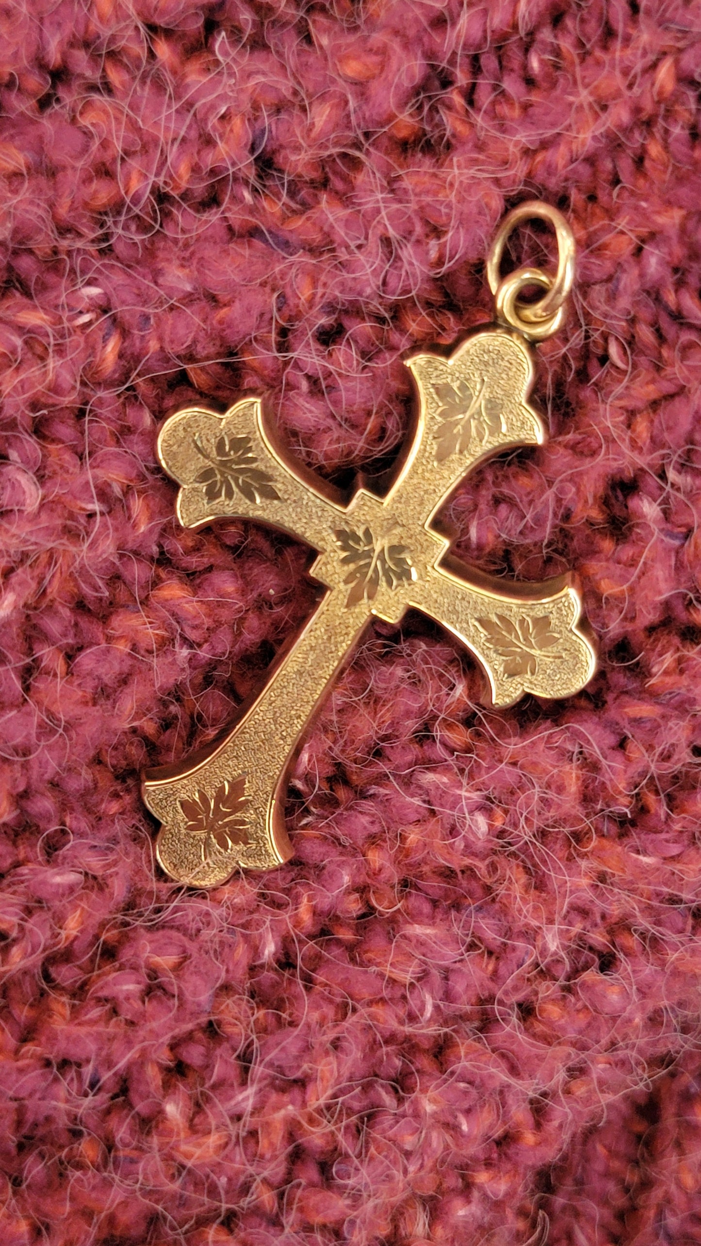 18k Antique Leaf Motif Cross